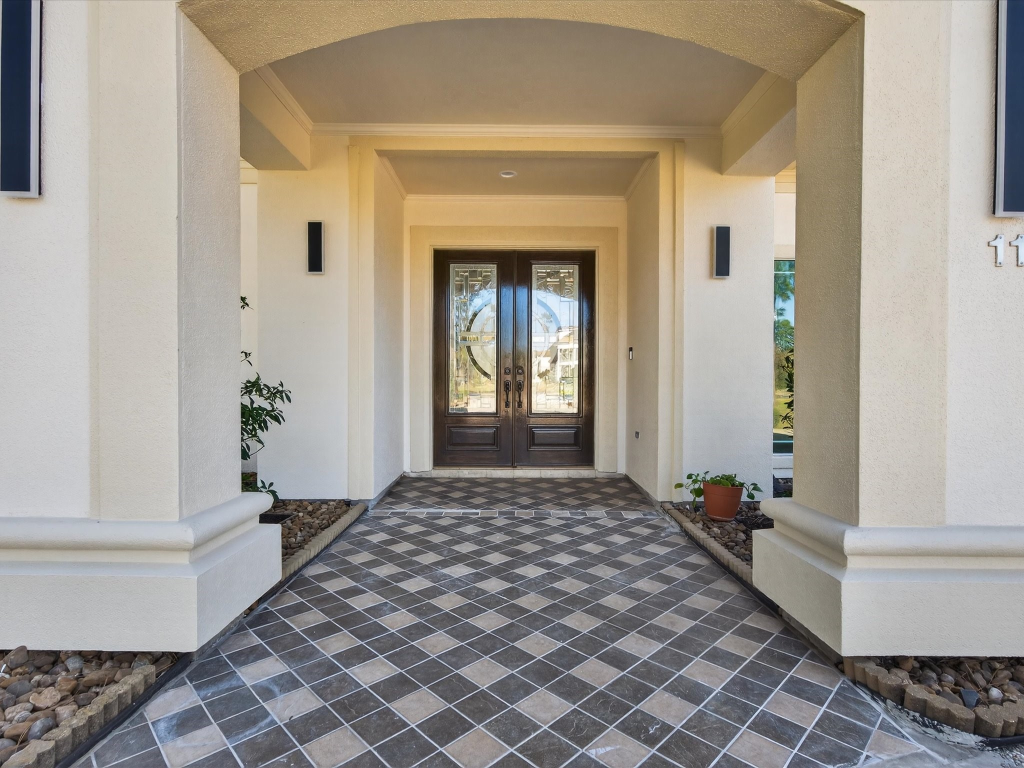 11 Gleannloch Estates Drive Spring, TX 77379 - Photo 7 of 50 Custom lighting and beautiful architectural details throughout reflect the elegance and craftsmanship of the home.