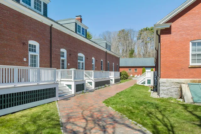 $875,000 | 6 Quartermaster Court, Portland, ME 04109