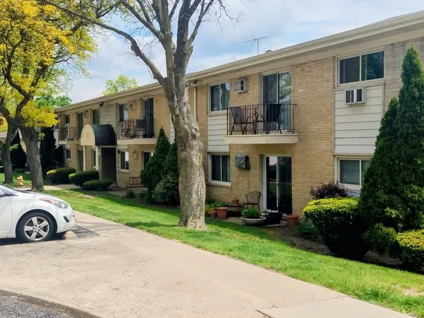 $204,900 | 551 Carlysle Drive, Unit 10, Clarendon Hills, IL 60514