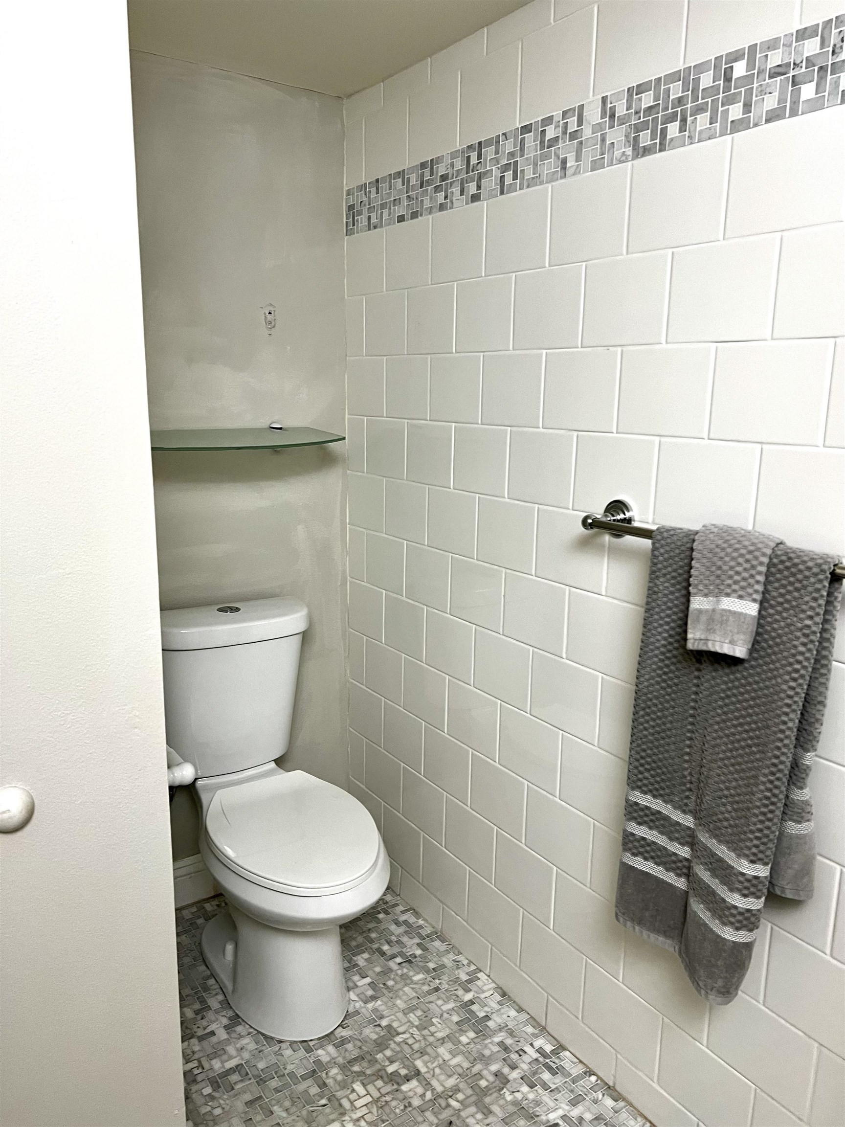 2747 South Kihei Road, Unit B101 Kihei, HI 96753 - Photo 21 of 38 a white toilet sitting next to a shower