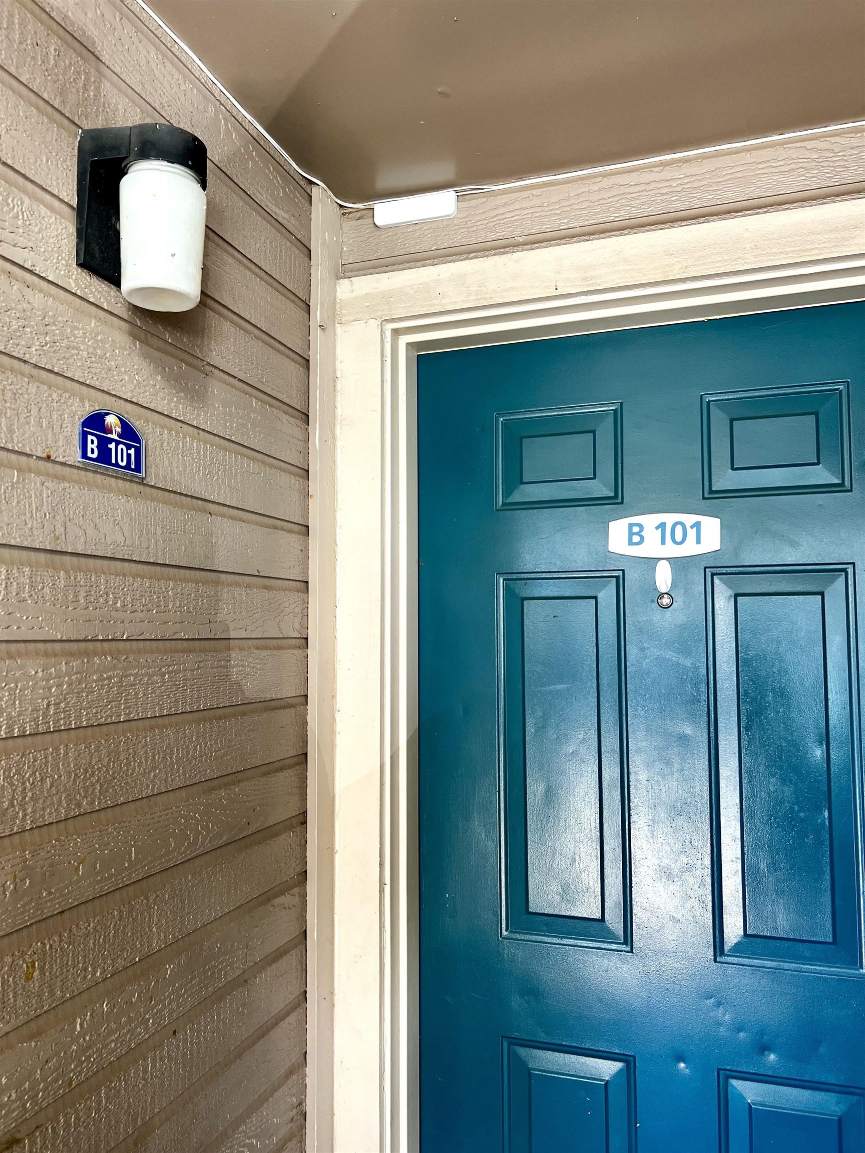 2747 South Kihei Road, Unit B101 Kihei, HI 96753 - Photo 33 of 38 a view of cabinet and mirror