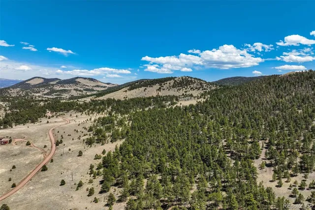 a view of a houses with a yard