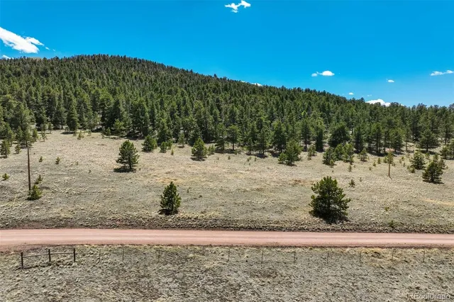 a view of a snow with a yard