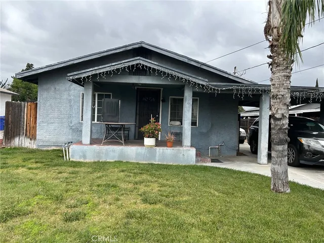 a view of a house with backyard and porch