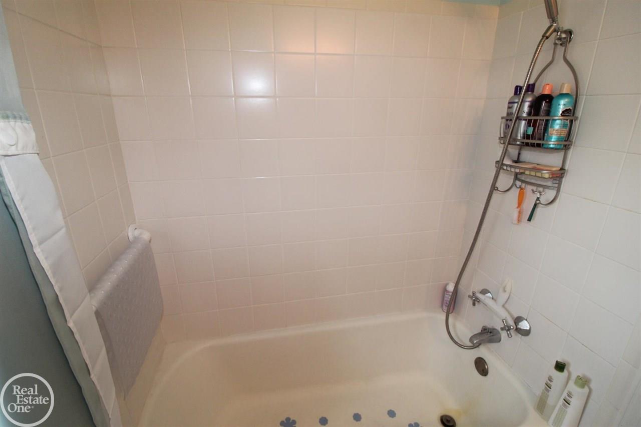 533 Fisher Road Grosse Pointe, MI 48230 - Photo 31 of 54 50044993-30.JPG