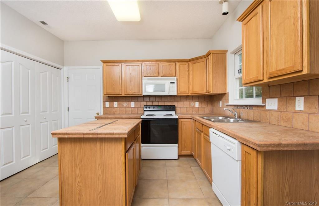 12165 Old Willow Road Charlotte, NC 28269 - Photo 11 of 26