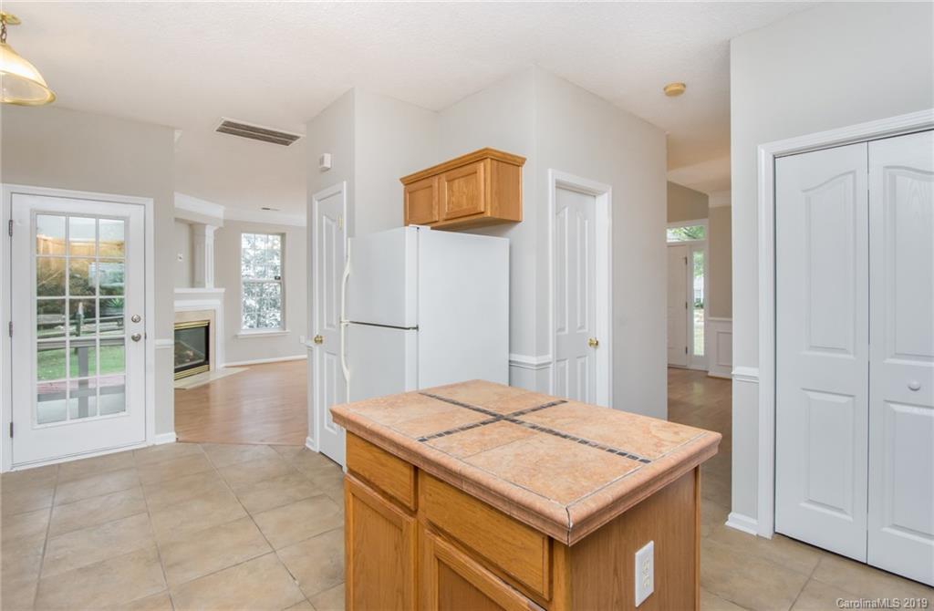 12165 Old Willow Road Charlotte, NC 28269 - Photo 8 of 26