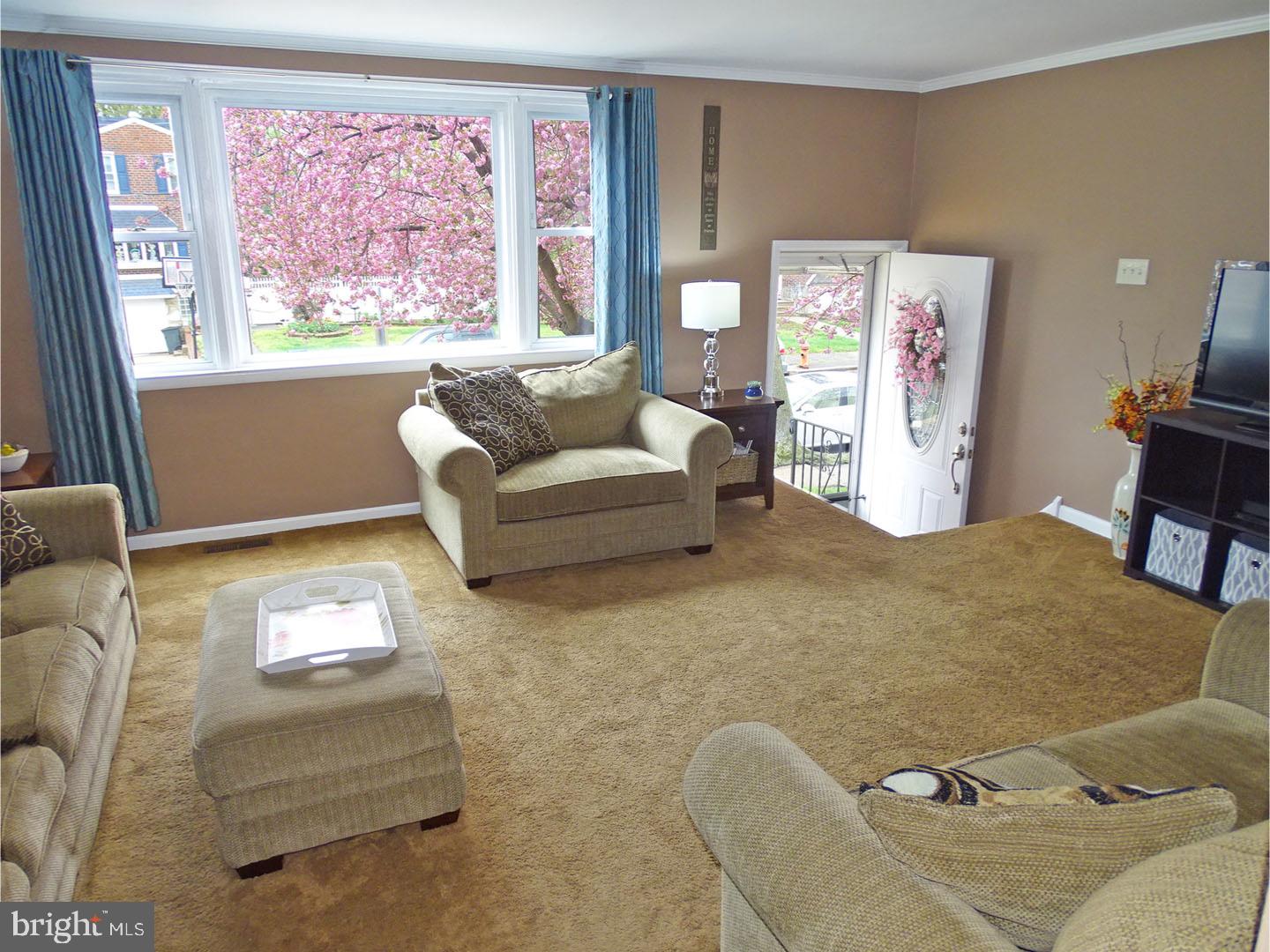 3643 Salina Road Philadelphia, PA 19154 - Photo 3 of 25 Living Room