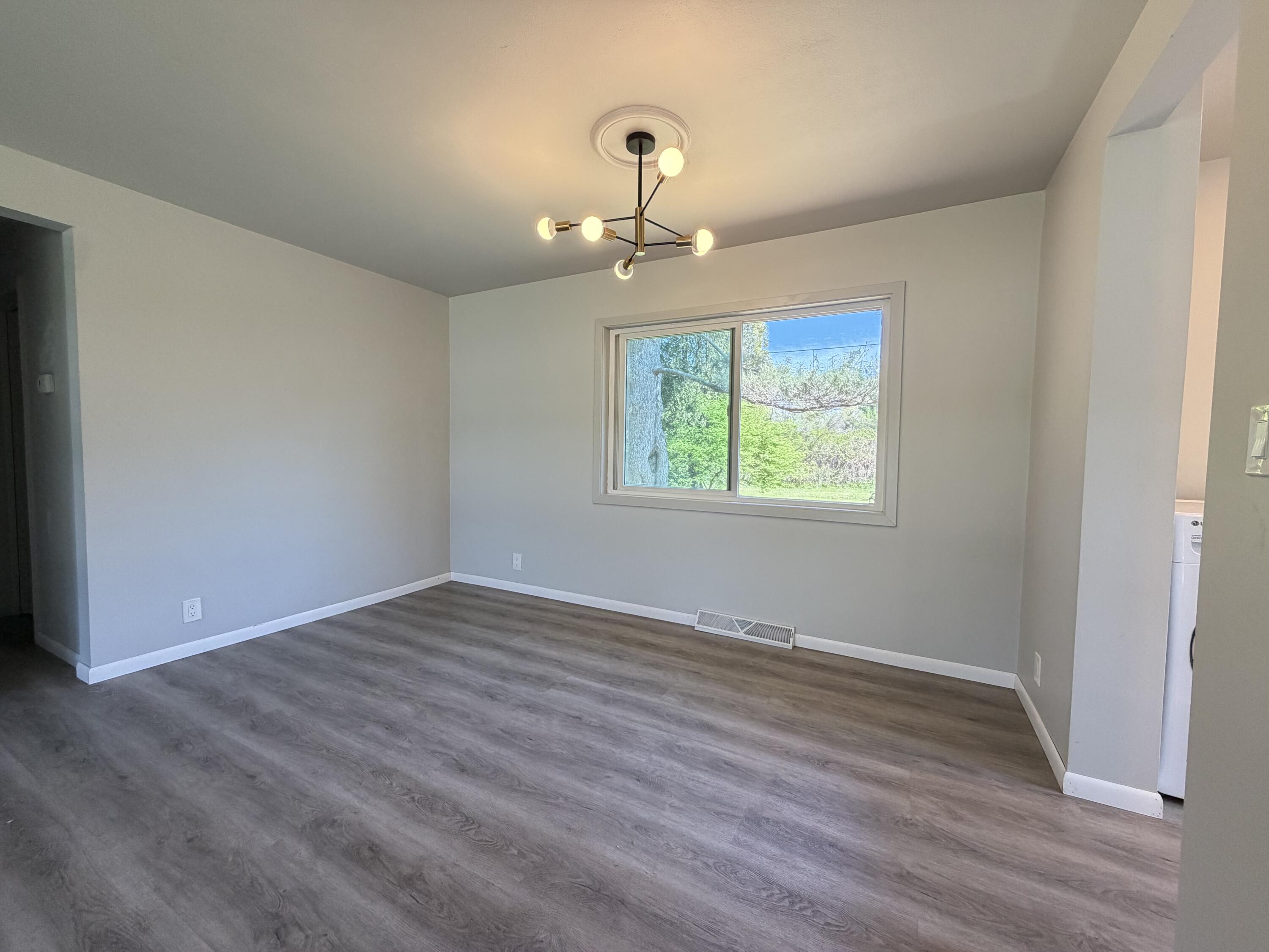 404 8th Street Somers, WI 53140 - Photo 6 of 16 Dinning room