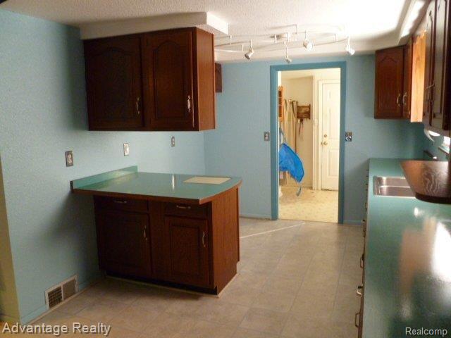 3320 Grant Road Rochester, MI 48309 - Photo 21 of 22 P1000375.JPG