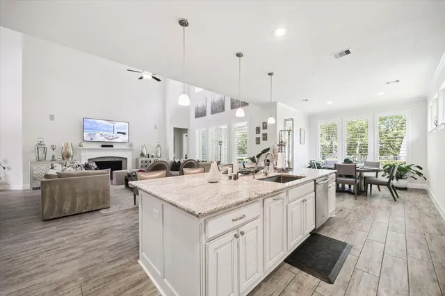 a large kitchen with kitchen island a large island in it