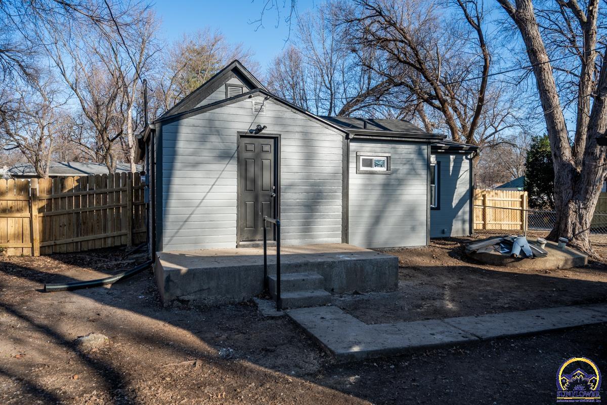 3205 Southwest Munson Avenue Topeka, KS 66604 - Photo 2 of 17