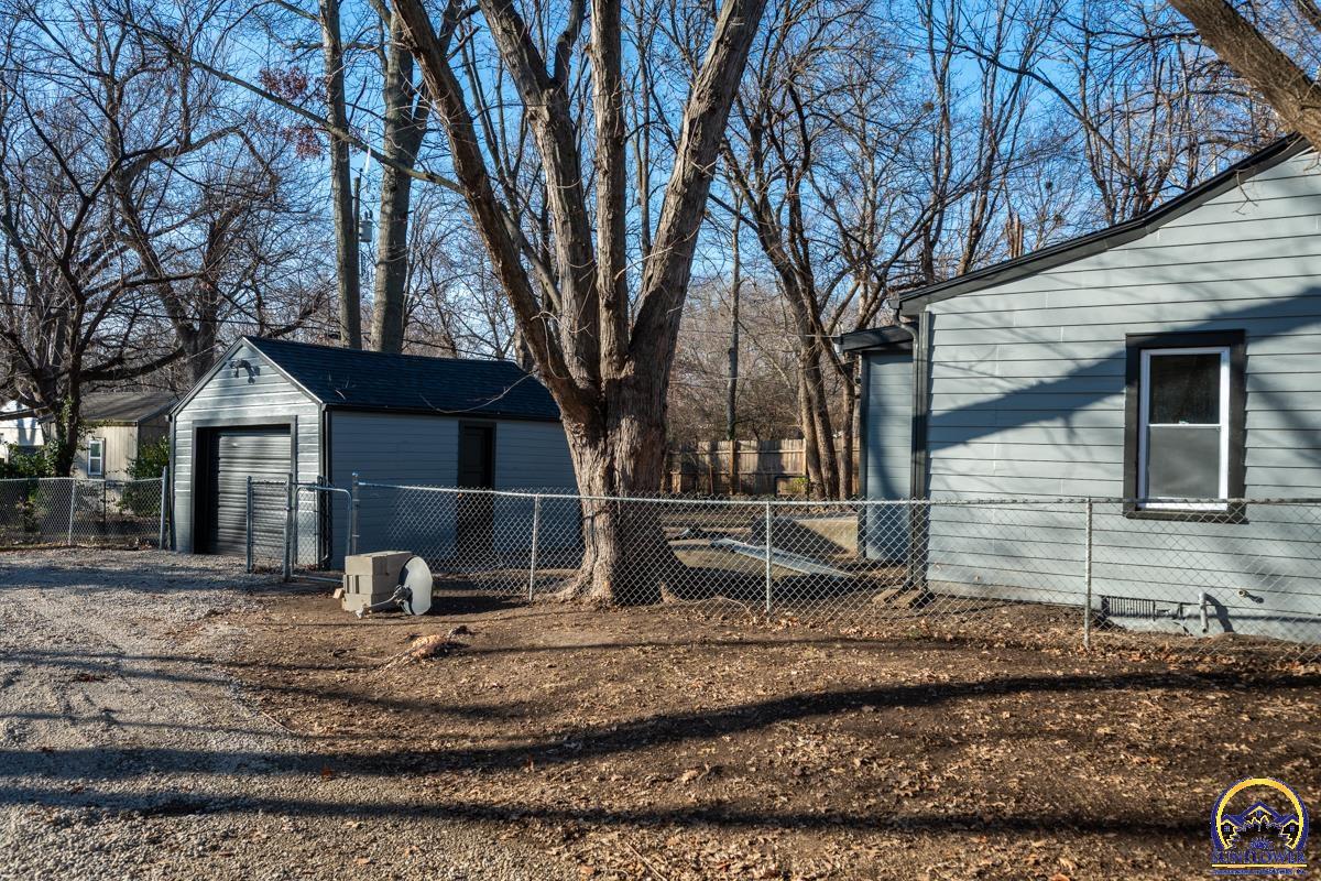3205 Southwest Munson Avenue Topeka, KS 66604 - Photo 3 of 17