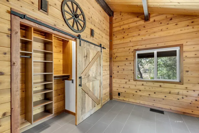 a picture of a room with a floor plan