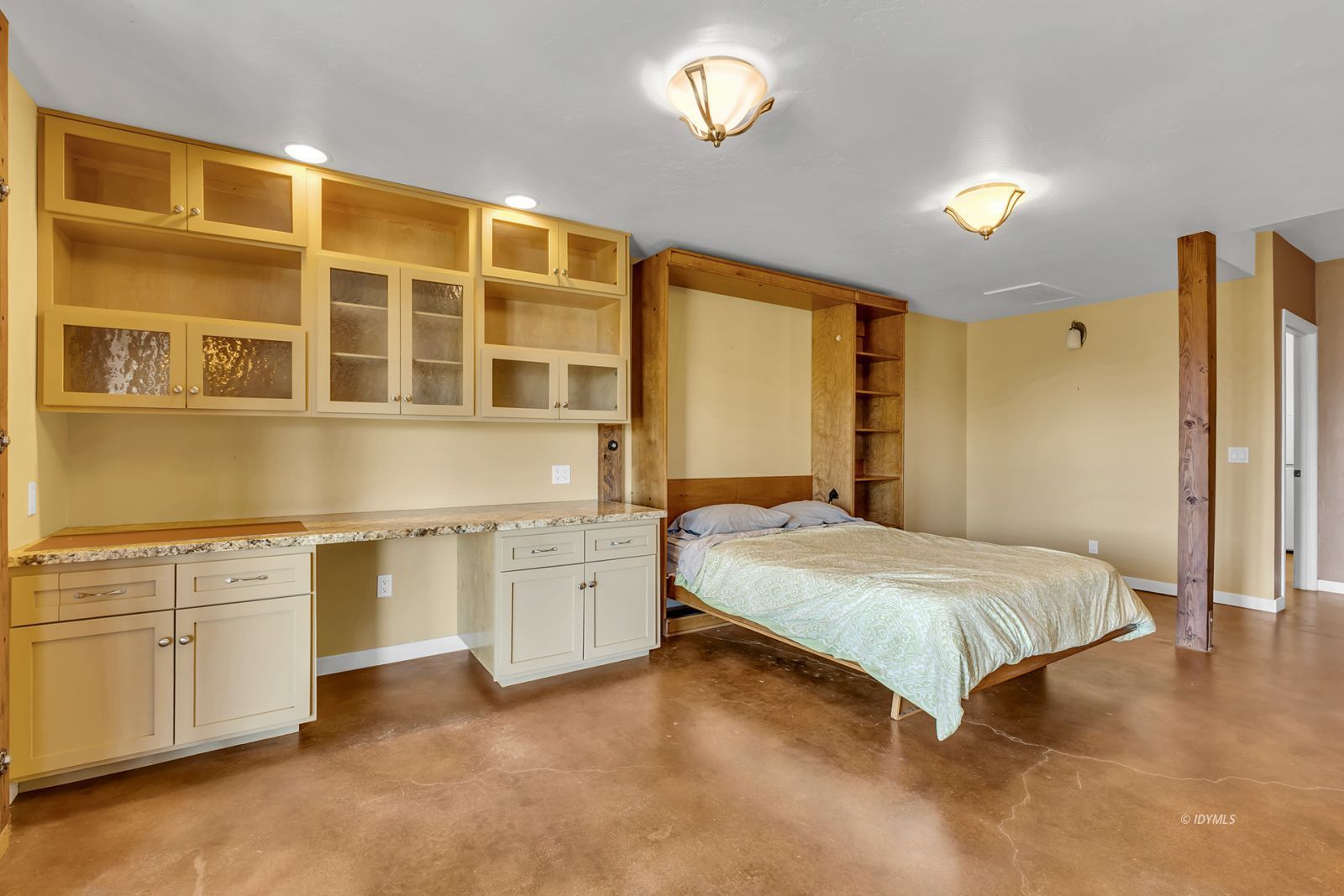 53015 Double View Drive Idyllwild, CA 92549 - Photo 80 of 99 a spacious bedroom with a large bed and dresser