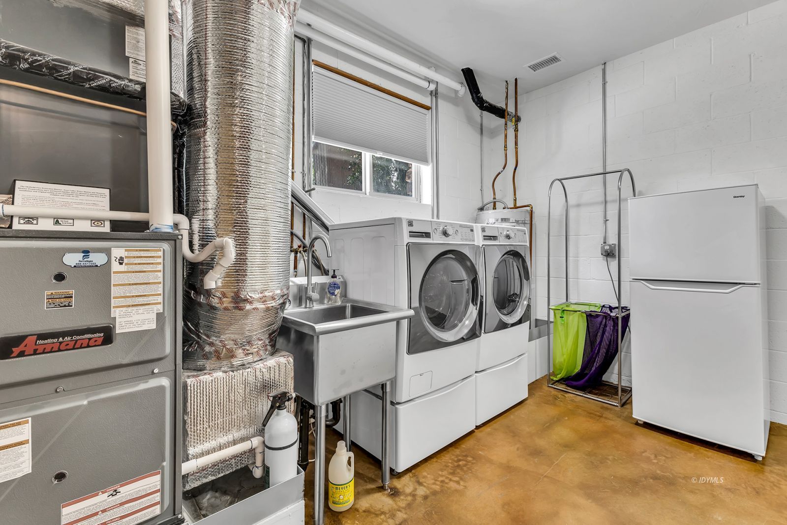 53015 Double View Drive Idyllwild, CA 92549 - Photo 82 of 99 a utility room with dryer and washer