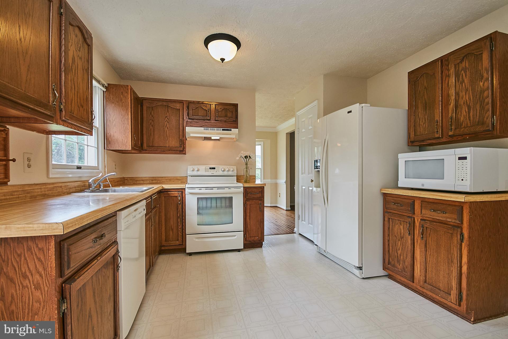 1935 Beech Road Sterling, VA 20164 - Photo 11 of 28 Kitchen