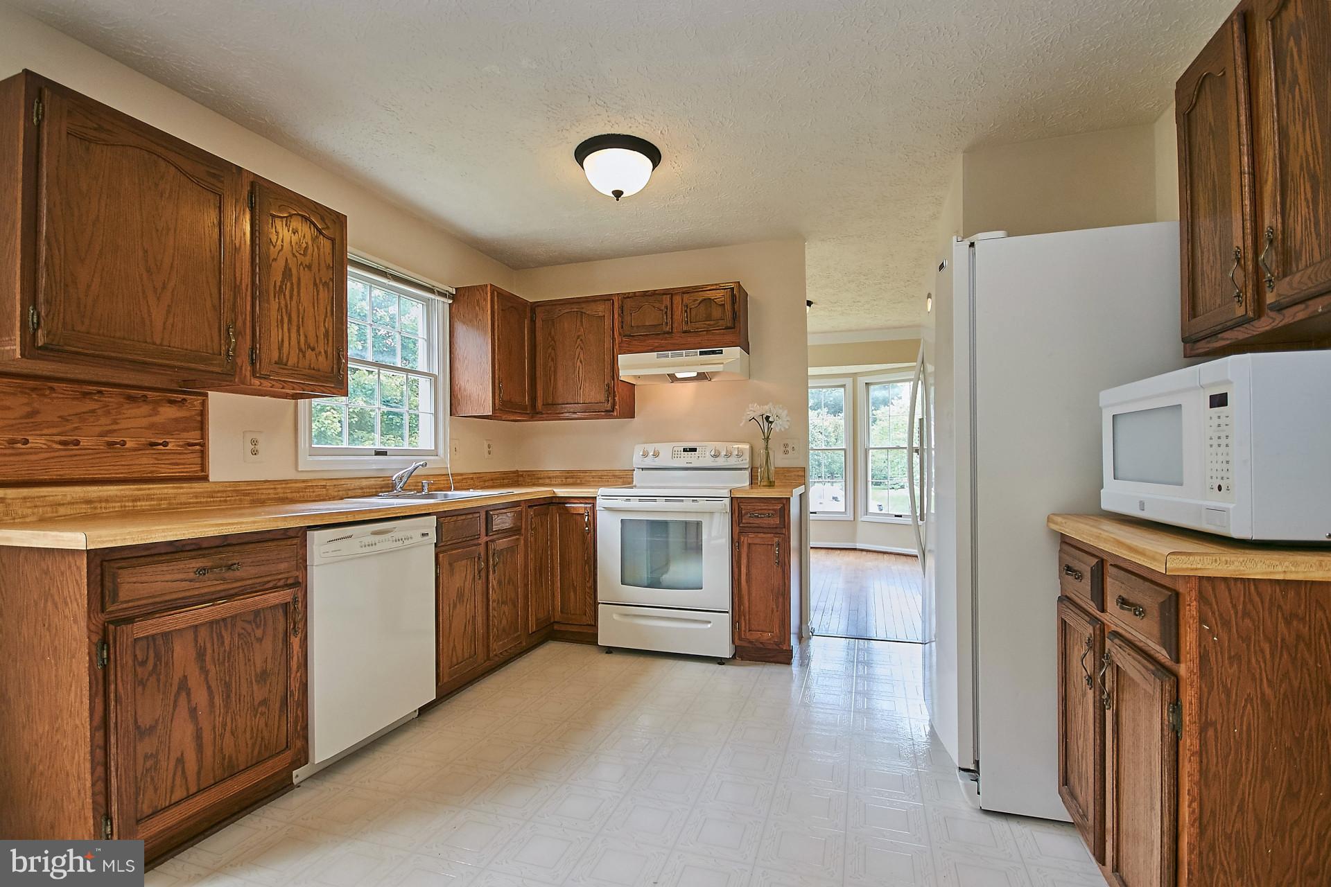 1935 Beech Road Sterling, VA 20164 - Photo 10 of 28 Kitchen