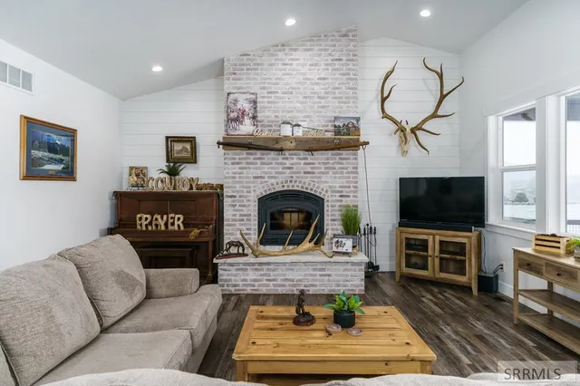 $850,000 | 250 East Pidcock Road, Inkom, ID 83245