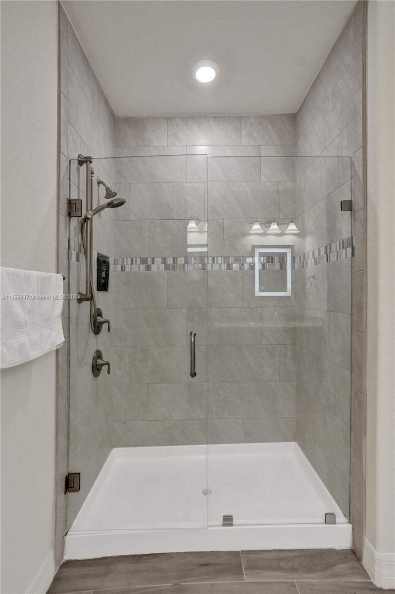 5055 Eucalyptus Drive Hollywood, FL 33021 - Photo 25 of 50 a bathroom with a bathtub