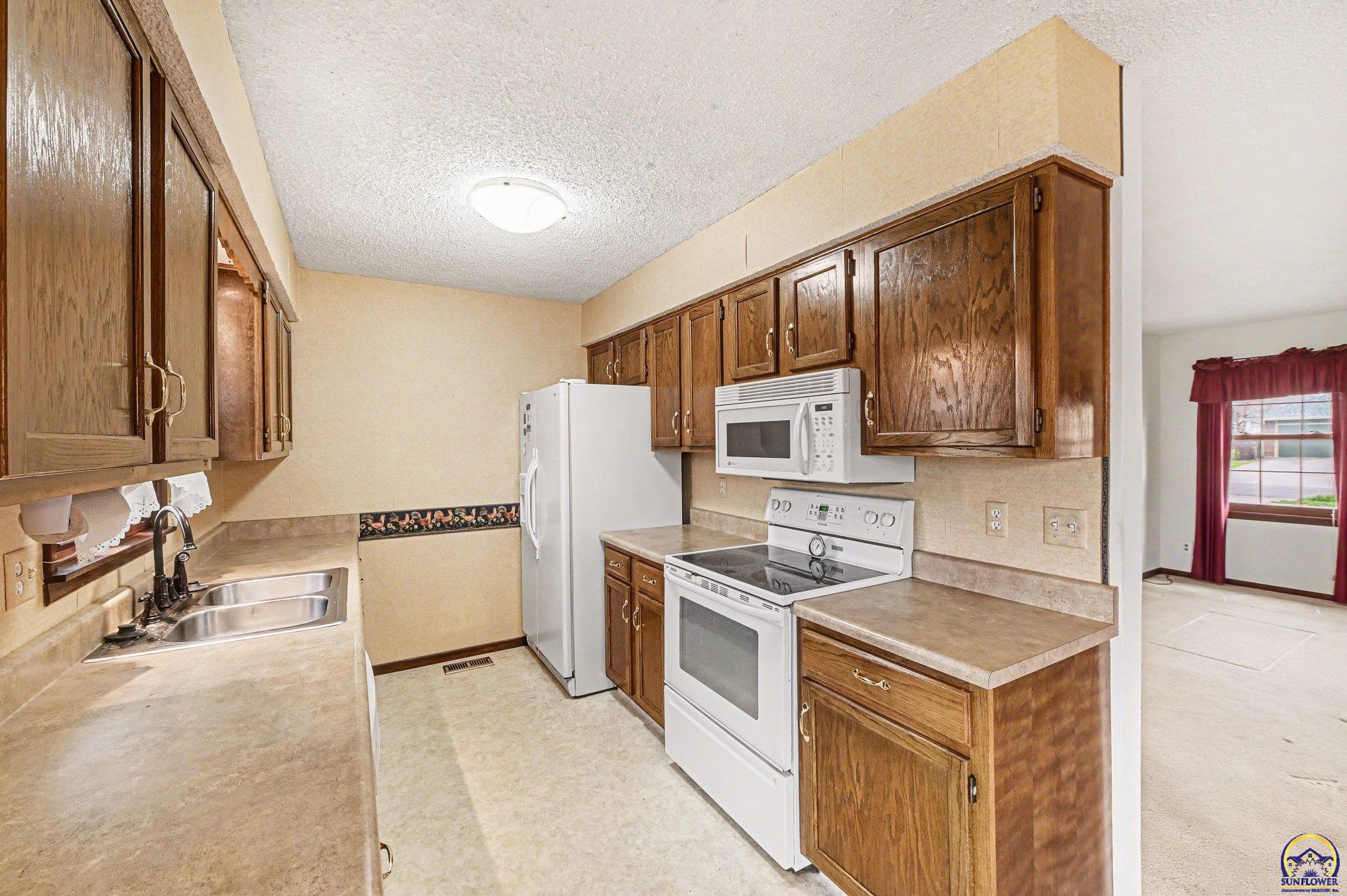 5419 Southwest 11th Street Topeka, KS 66604 - Photo 11 of 28