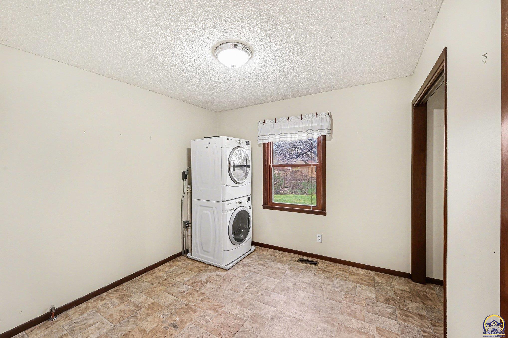 5419 Southwest 11th Street Topeka, KS 66604 - Photo 13 of 28