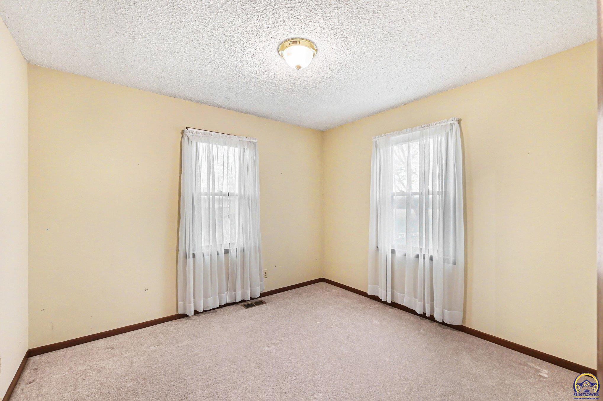 5419 Southwest 11th Street Topeka, KS 66604 - Photo 15 of 28