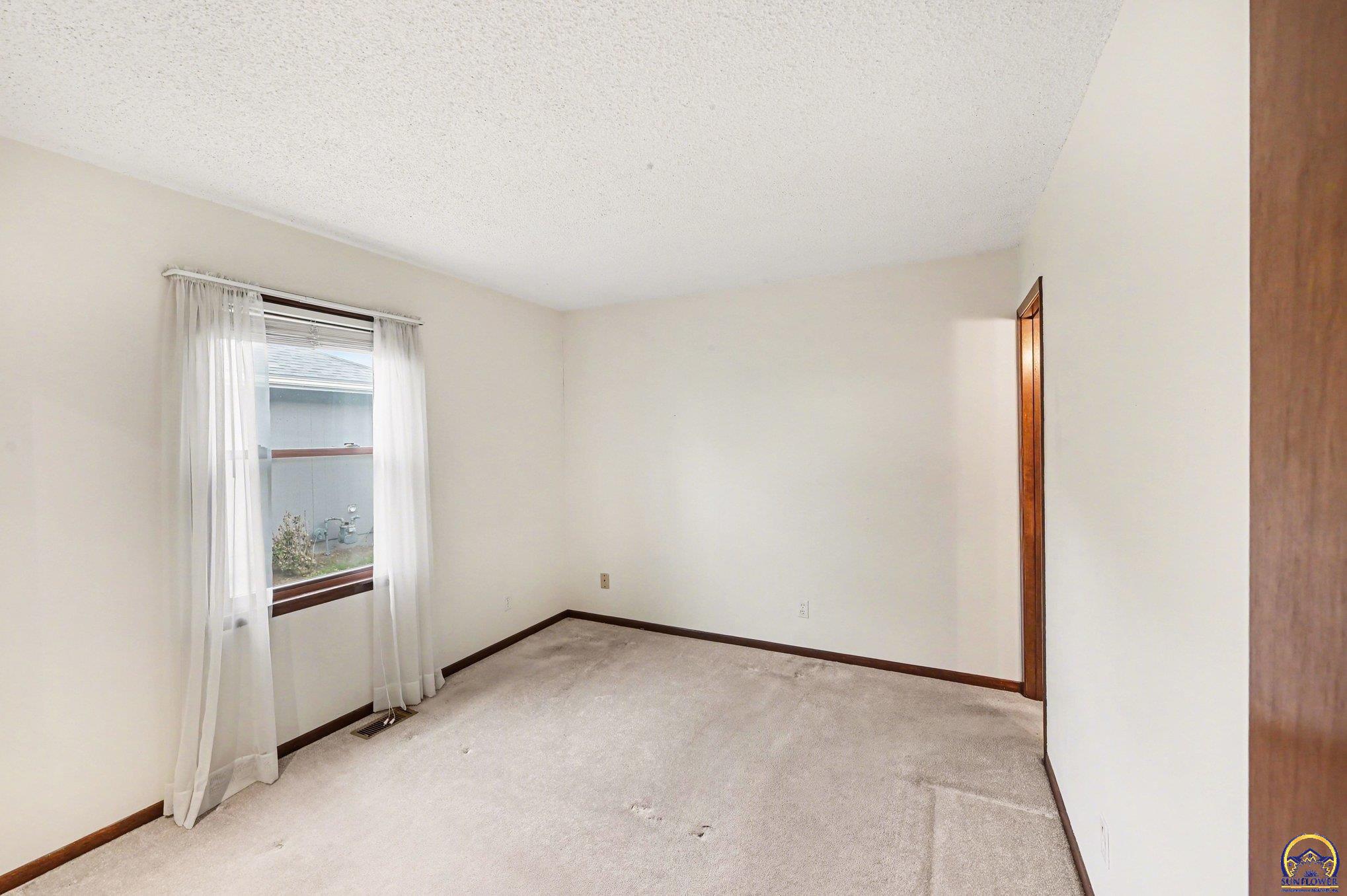 5419 Southwest 11th Street Topeka, KS 66604 - Photo 18 of 28