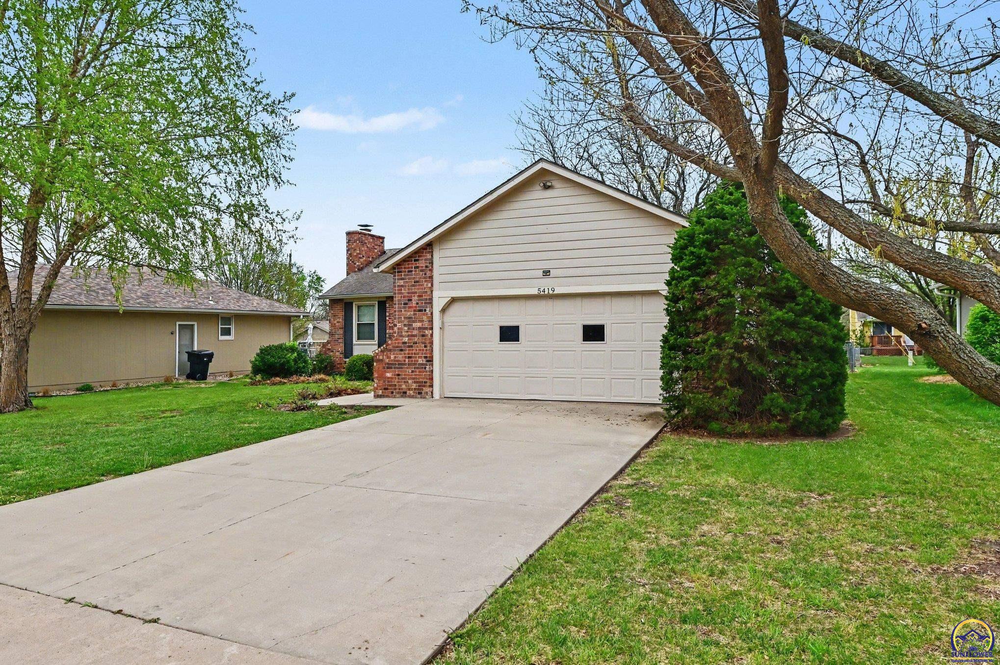 5419 Southwest 11th Street Topeka, KS 66604 - Photo 2 of 28