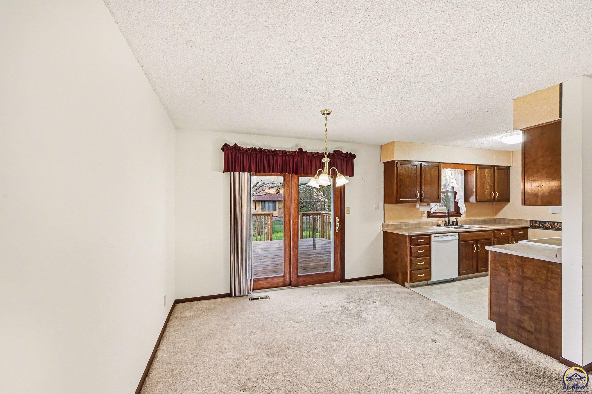 5419 Southwest 11th Street Topeka, KS 66604 - Photo 7 of 28