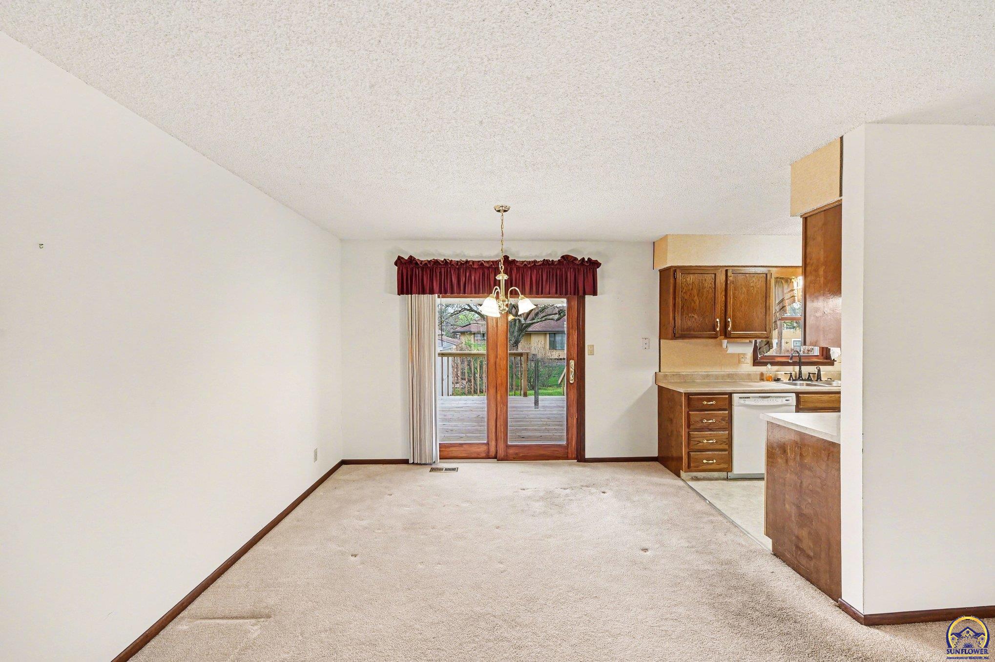 5419 Southwest 11th Street Topeka, KS 66604 - Photo 8 of 28