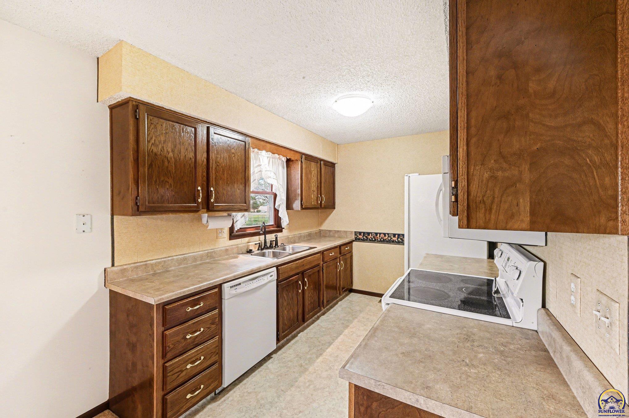 5419 Southwest 11th Street Topeka, KS 66604 - Photo 10 of 28