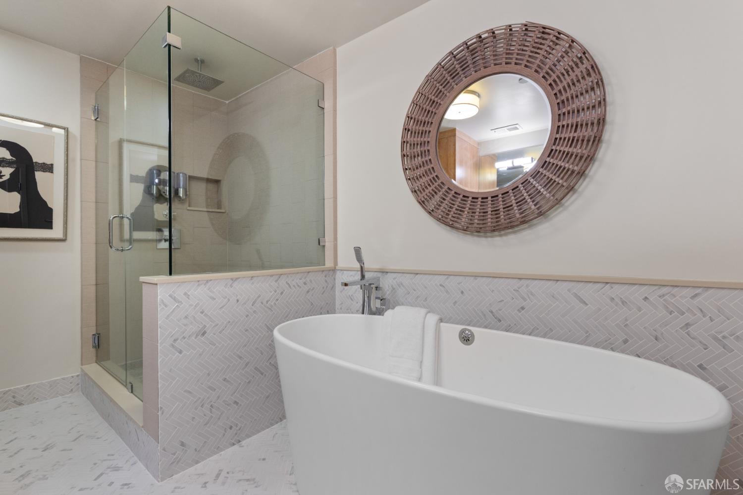 37 Miguel Street, Unit 6 San Francisco, CA 94131 - Photo 31 of 48 Primary Bath tub