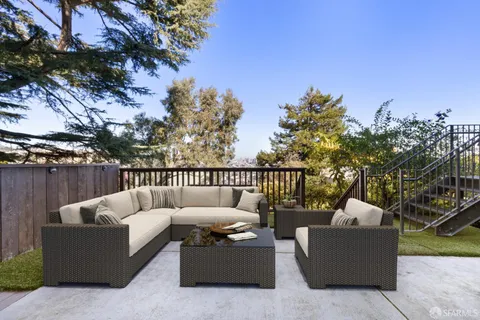 a view of a backyard