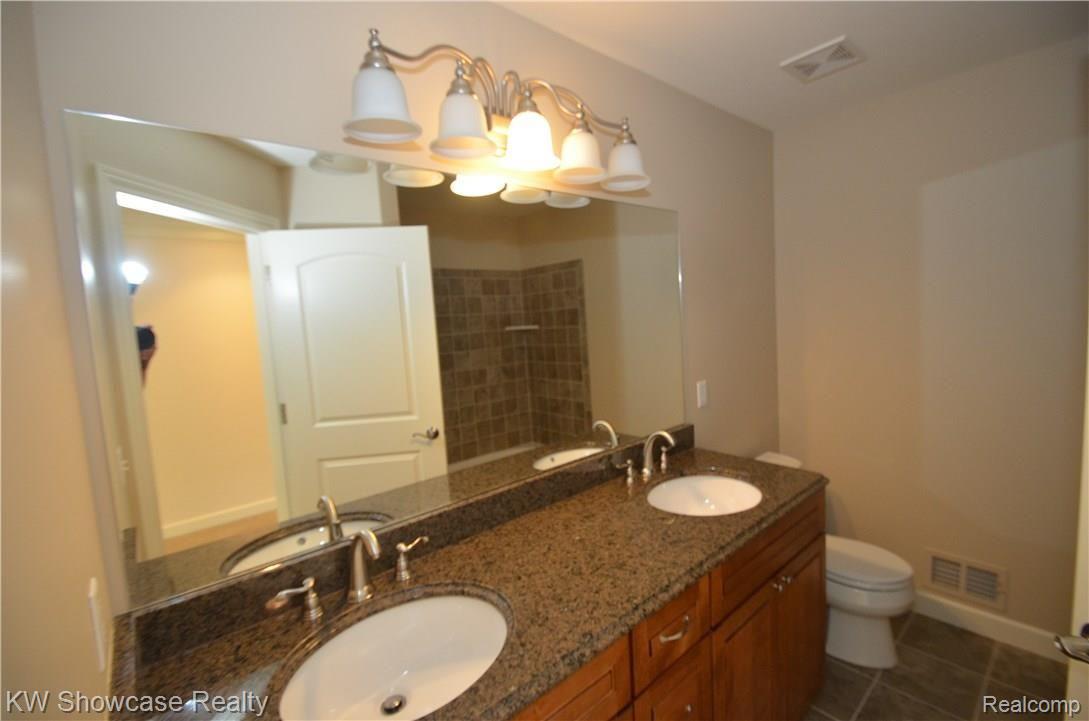 4131 Inverrary Court Commerce Township, MI 48382 - Photo 24 of 34 Full Bathroom