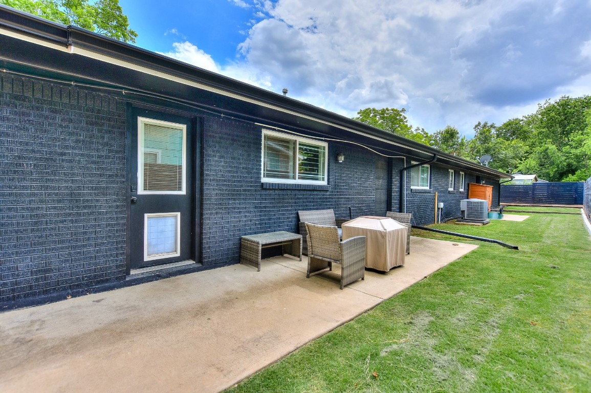 1407 East 19th Street Georgetown, TX 78626 - Photo 33 of 36 a backyard of a house with table and chairs