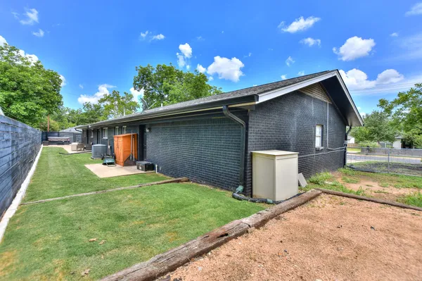 $2,950 | 1407 East 19th Street, Georgetown, TX 78626
