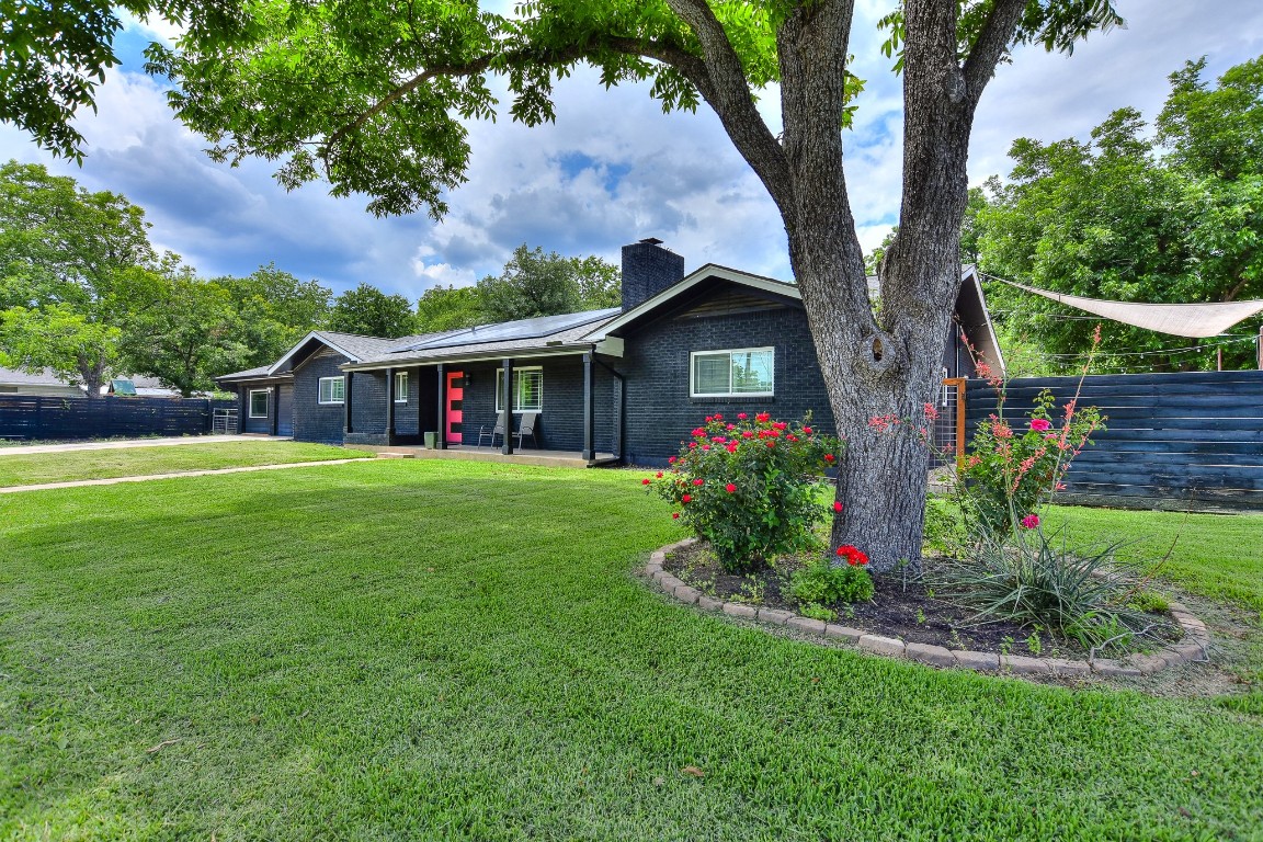 1407 East 19th Street Georgetown, TX 78626 - Photo 4 of 36 a front view of a house with garden