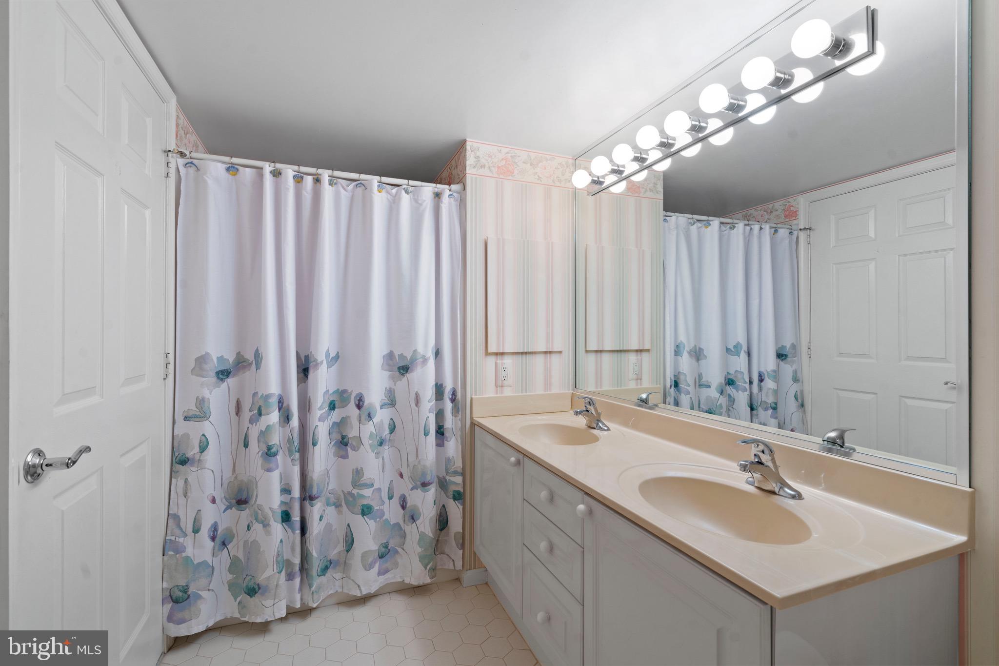 19385 Cypress Ridge Terrace, Unit 914 Leesburg, VA 20176 - Photo 19 of 39 a bathroom with double vanity and a mirror