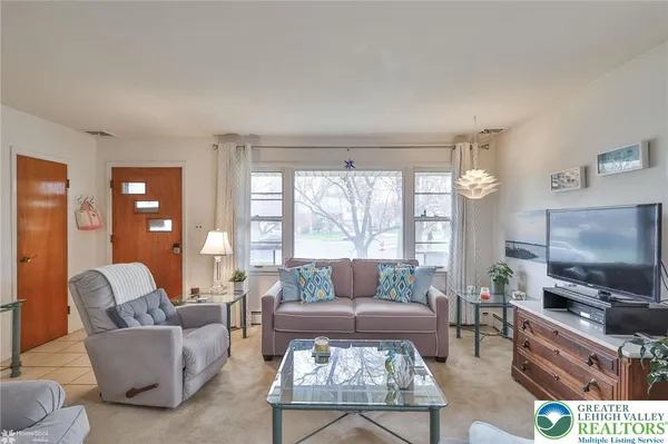 $375,000 | 1961 Ravenwood Drive, Bethlehem, PA 18018