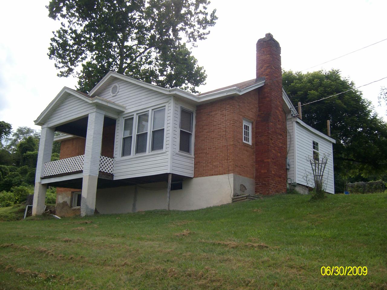 1533 Webster Road Roanoke, VA 24012 - Photo 2 of 10 a front view of a house with a garden