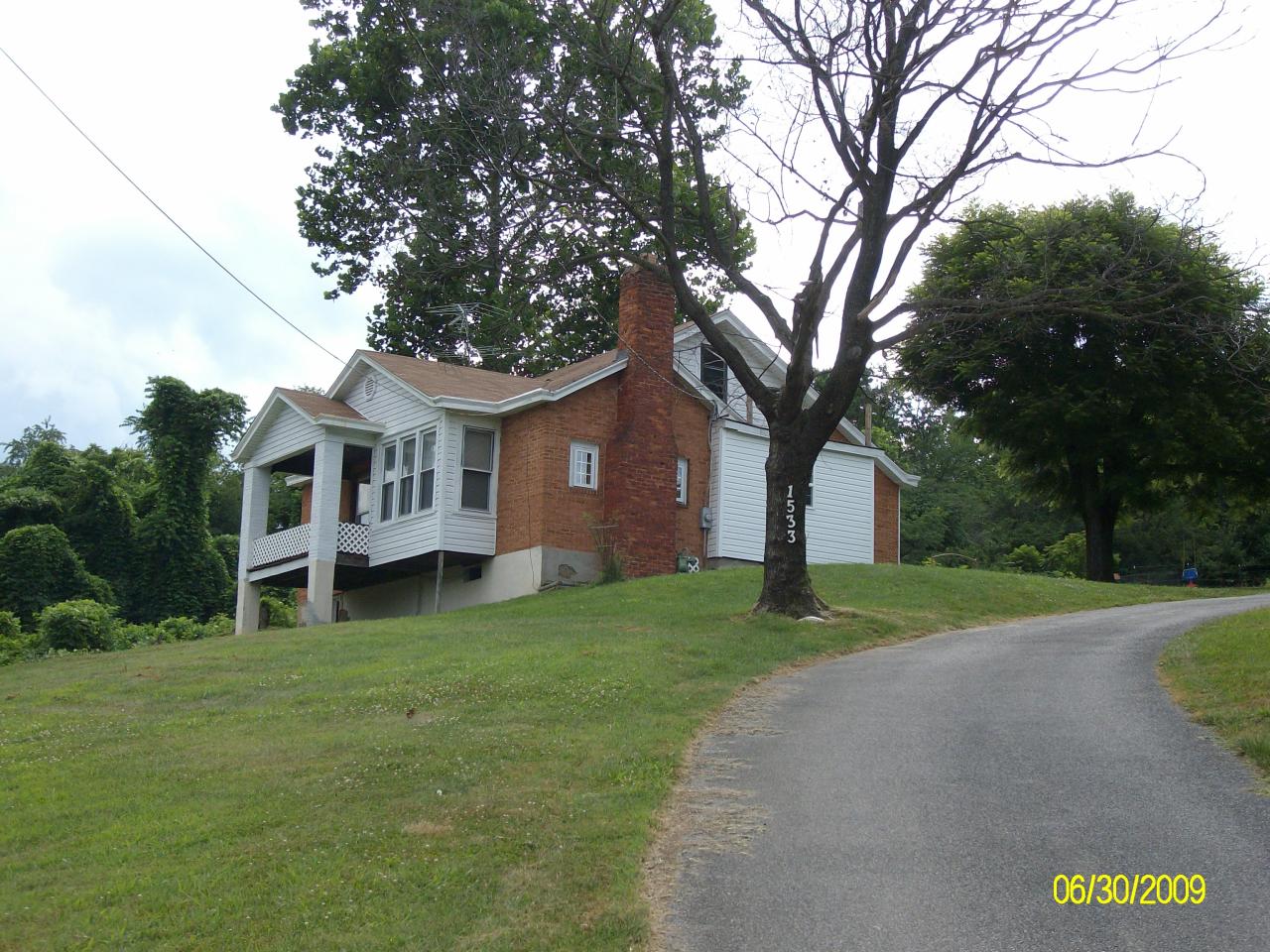 1533 Webster Road Roanoke, VA 24012 - Photo 4 of 10 a view of a house with a yard