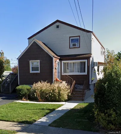 $2,700 | 10 3rd Avenue, East Rockaway, NY 11518