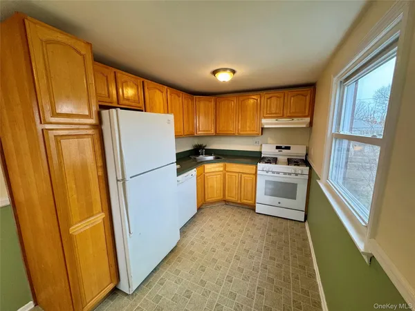 $2,700 | 10 3rd Avenue, East Rockaway, NY 11518