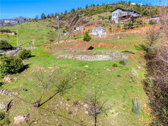 a view of a backyard