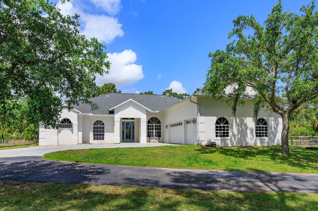 a view of house with a yard