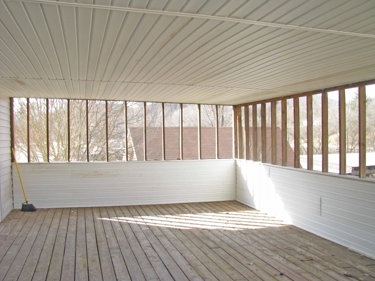 187 Webster Road Roanoke, VA 24012 - Photo 12 of 18 pic marshal house screened in porch