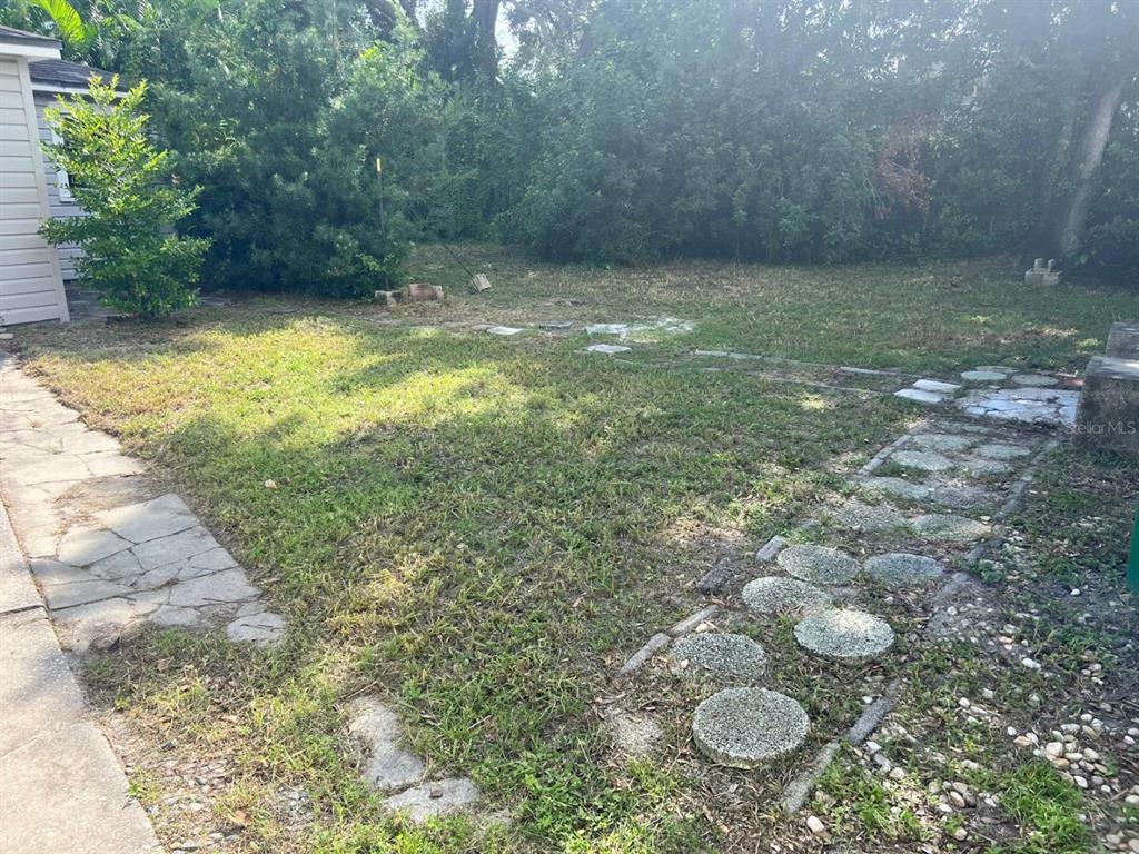 3616 West Azeele Street Tampa, FL 33609 - Photo 3 of 5 a view of a small yard