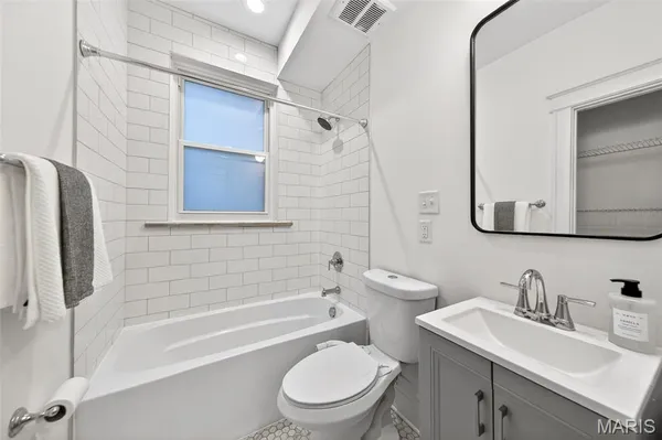 $2,595 | 5394 Pershing Avenue, Unit 2E, St. Louis, MO 63112