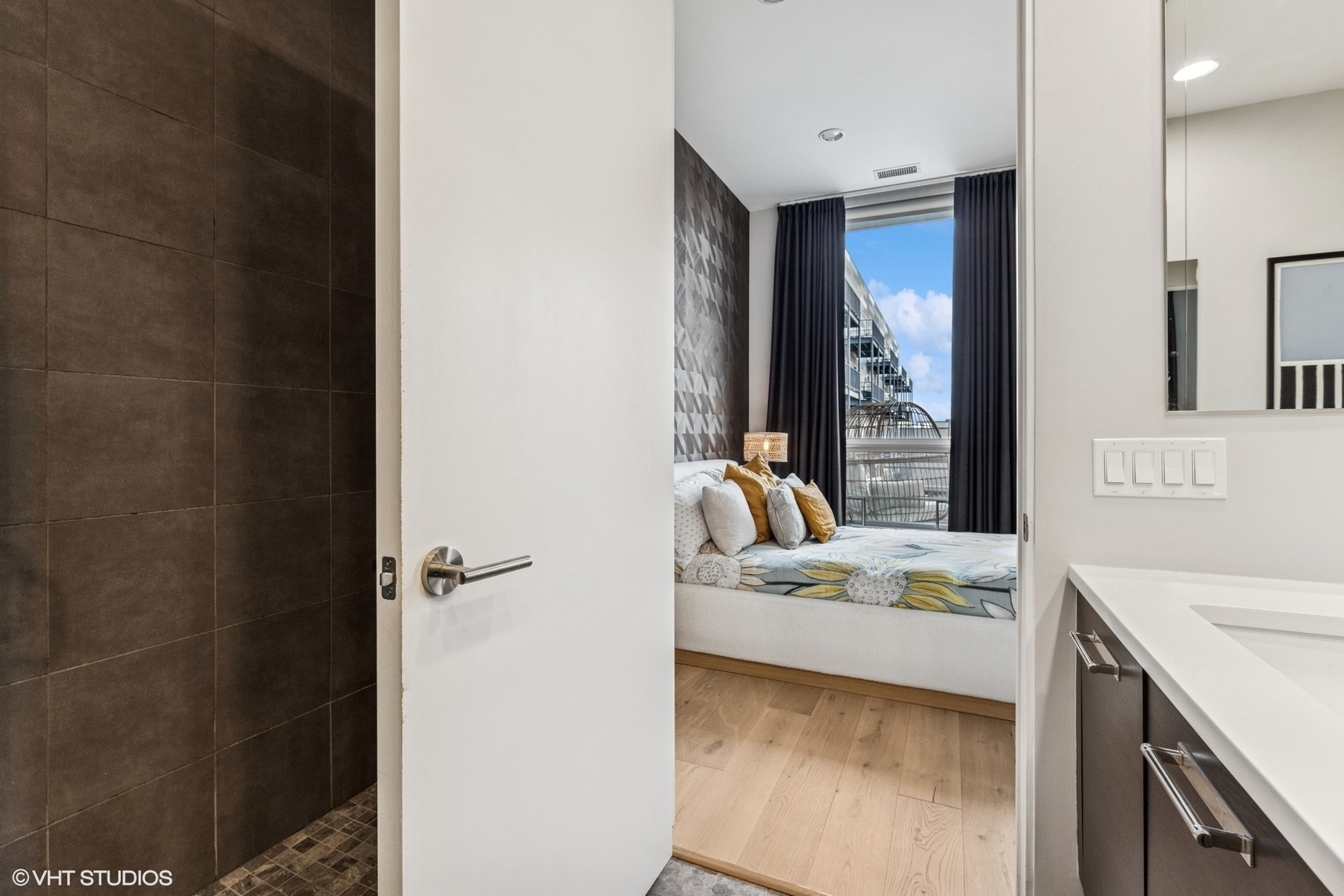 122 South Aberdeen Street, Unit 4S Chicago, IL 60607 - Photo 18 of 26 a en suite bathroom with a sink